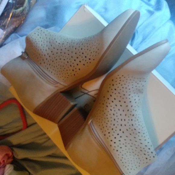 New with Box Cato Ankle Boots.  Size 11. - Picture 3 of 3